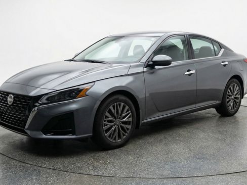 Used 2025 Nissan Altima 2.5 SV image 3