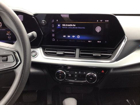 Used 2025 Chevrolet Trax LT FWD image 14