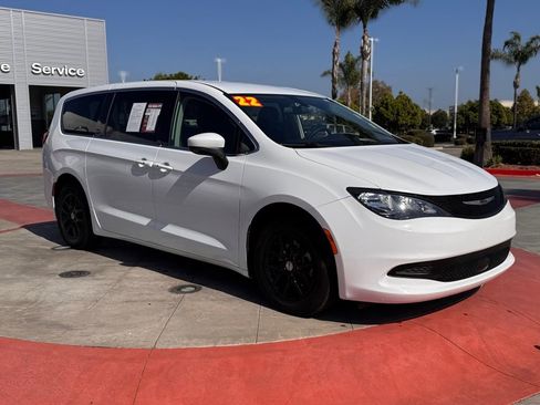 Used 2022 Chrysler Voyager LX image 2