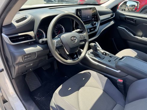 Used 2020 Toyota Highlander L FWD image 17