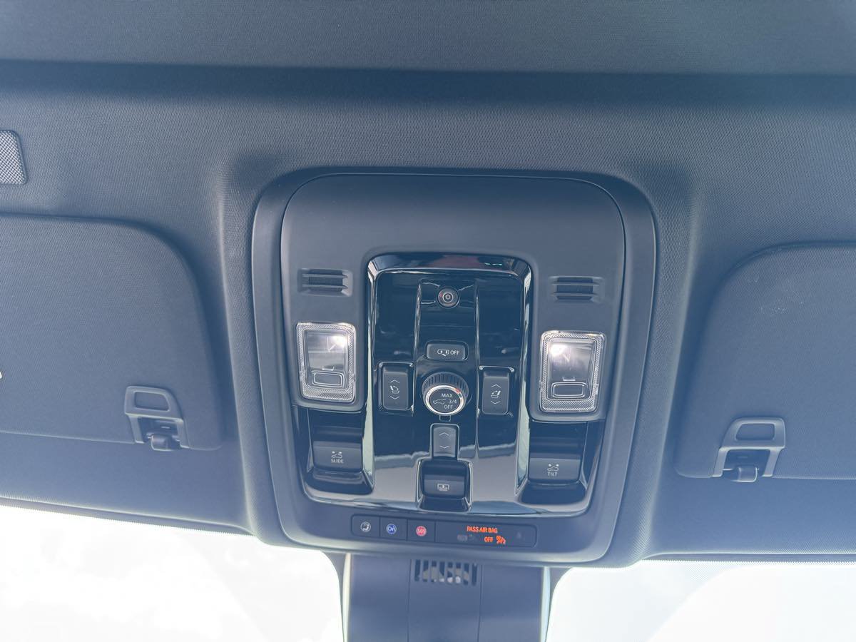 Used 2026 Chevrolet Suburban High Country RWD image 25