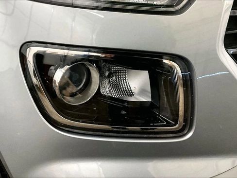 Used 2022 Hyundai Venue SEL image 27