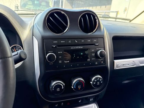 Used 2014 Jeep Compass Latitude FWD image 25
