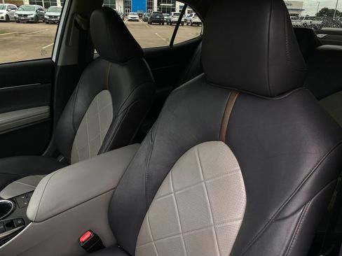 Used 2019 Toyota Camry XLE FWD image 12