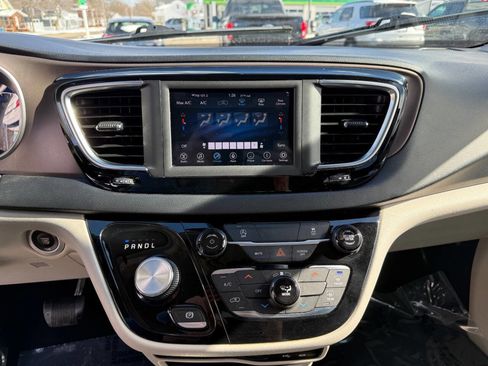 Used 2020 Chrysler Voyager Lxi image 18