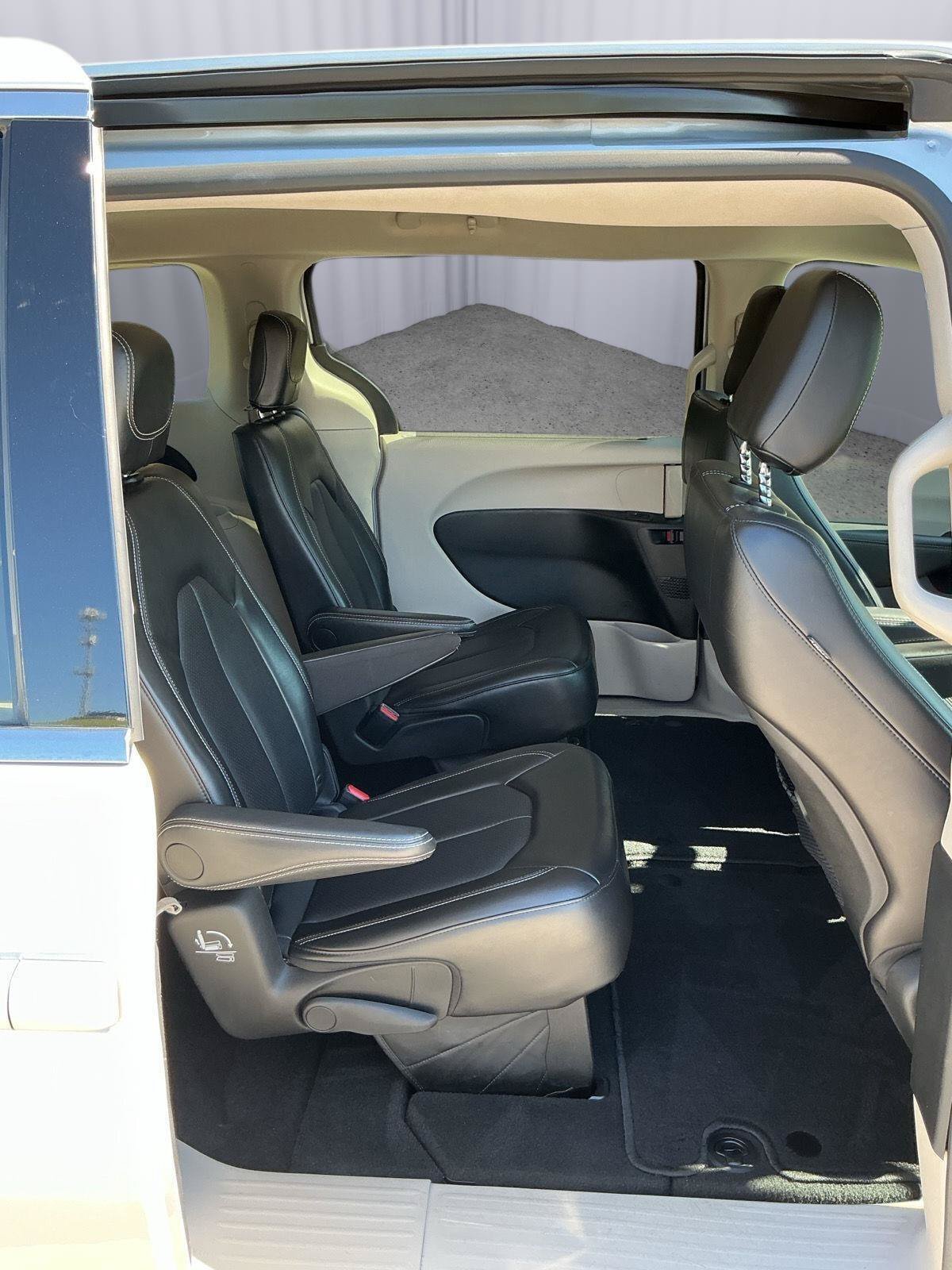Used 2024 Chrysler Pacifica Touring-L FWD image 23
