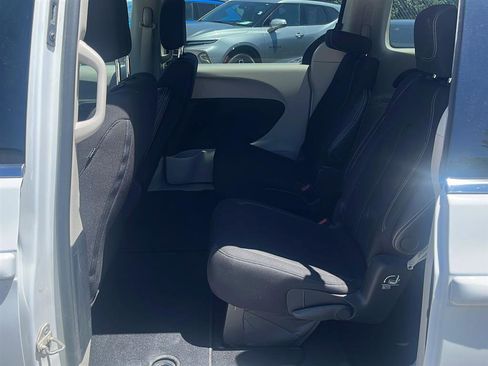 Used 2022 Chrysler Voyager LX FWD image 7