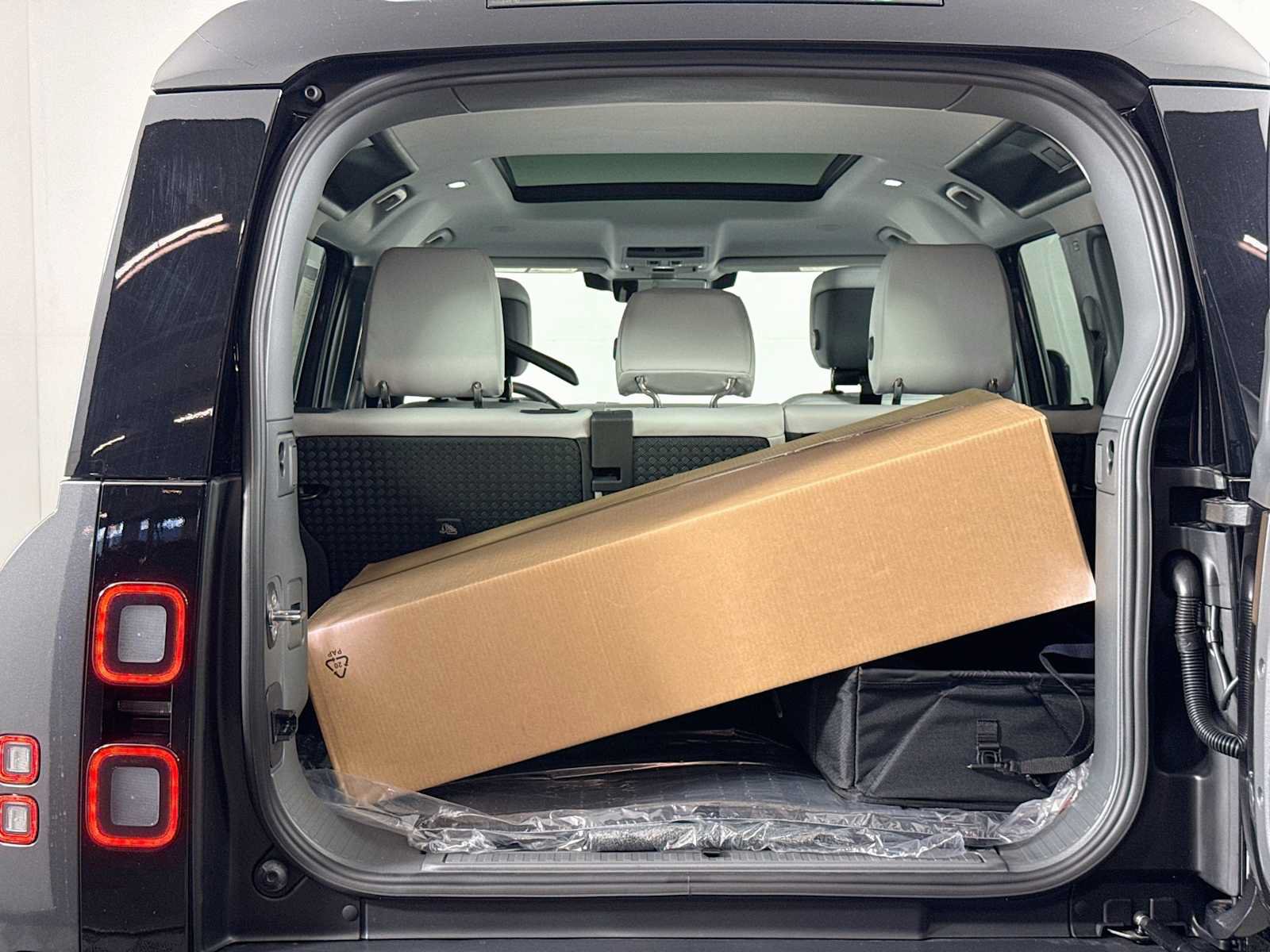 New 2026 Land Rover Defender 110 X-Dynamic SE AWD/4WD image 26