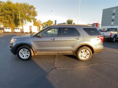 Used 2019 Ford Explorer XLT image 5