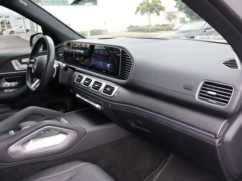 Used 2024 Mercedes-Benz GLS 580 4MATIC image 11