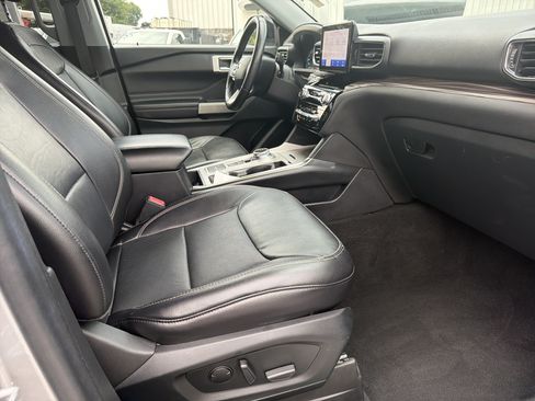 Used 2021 Ford Explorer Limited w/ Equipment Group 301A RWD image 16