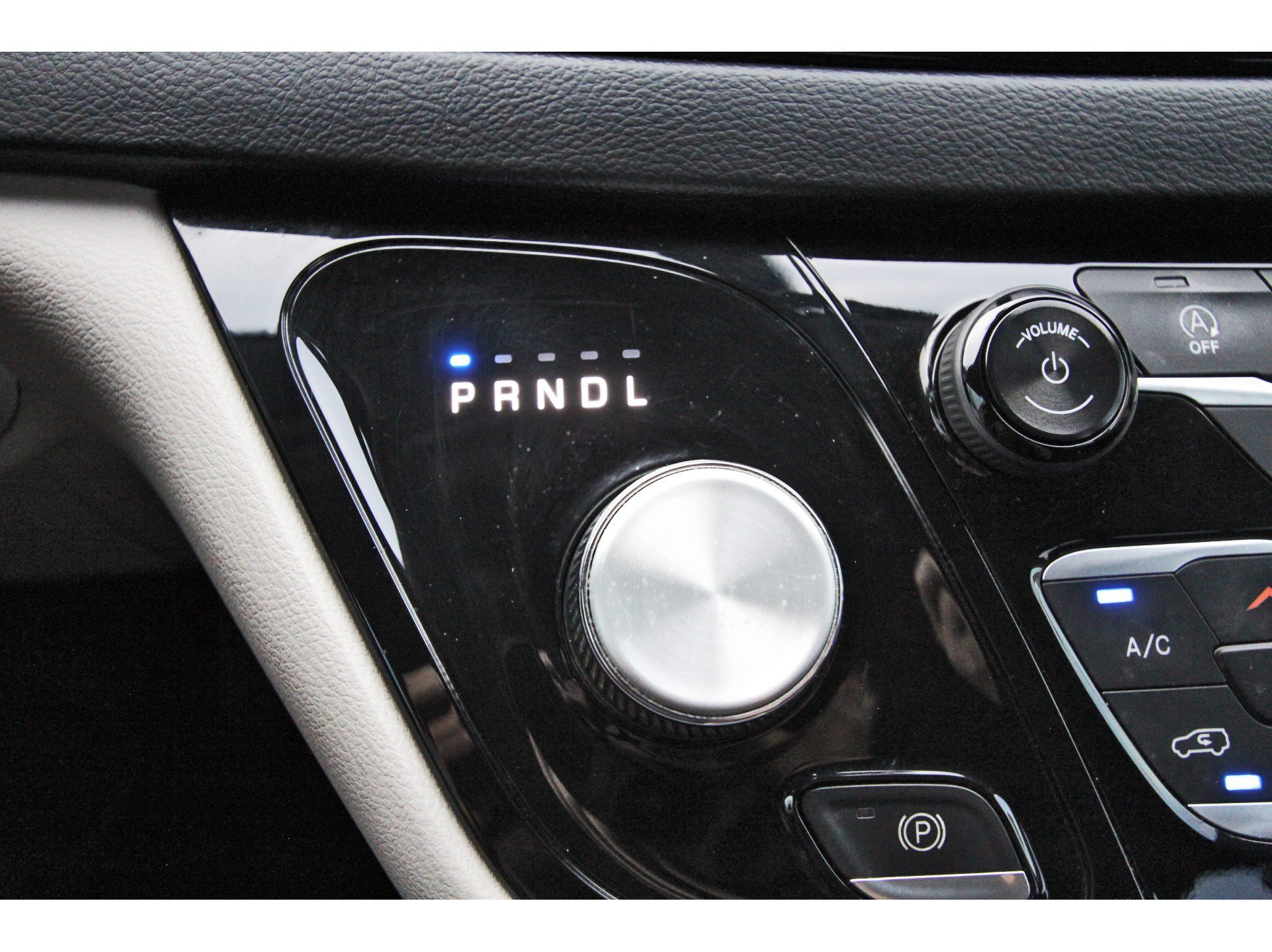 Used 2020 Chrysler Voyager L FWD image 31
