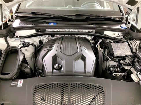 Used 2026 Porsche Macan AWD/4WD image 25
