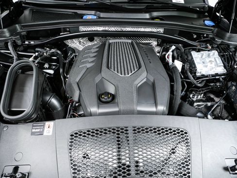 New 2026 Porsche Macan AWD/4WD image 38