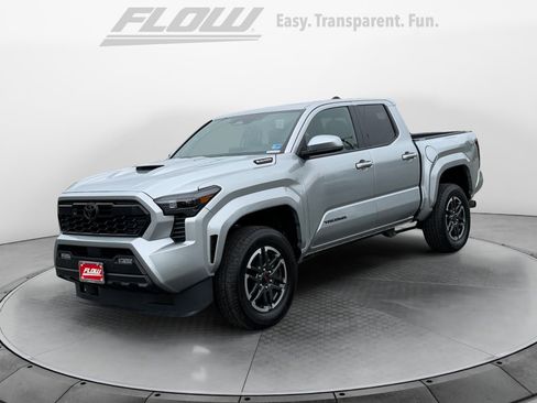 Used 2025 Toyota Tacoma TRD Sport w/ TRD Sport Upgrade Package AWD/4WD image 4