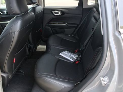 Used 2022 Jeep Compass Trailhawk w/ Trailhawk Convenience Group AWD/4WD image 8