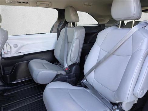 Used 2025 Toyota Sienna XLE image 18