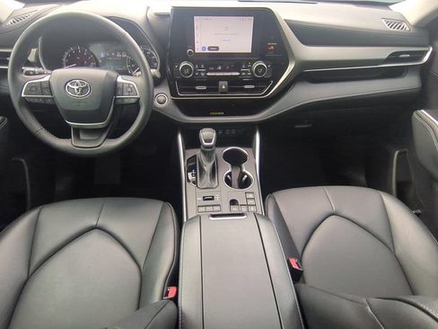 Used 2024 Toyota Highlander XLE AWD/4WD image 10