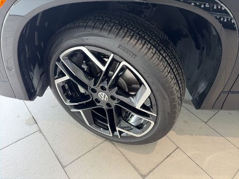 Used 2026 Volkswagen Tiguan SEL R-Line AWD/4WD image 14
