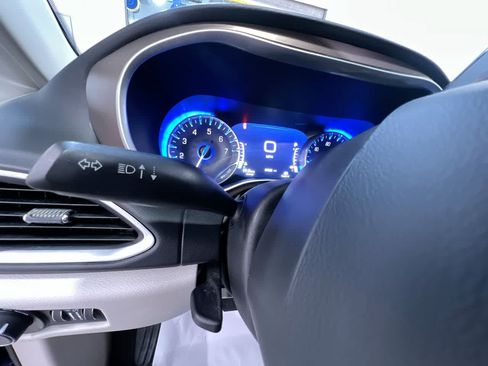 Used 2018 Chrysler Pacifica Touring-L Plus FWD image 18