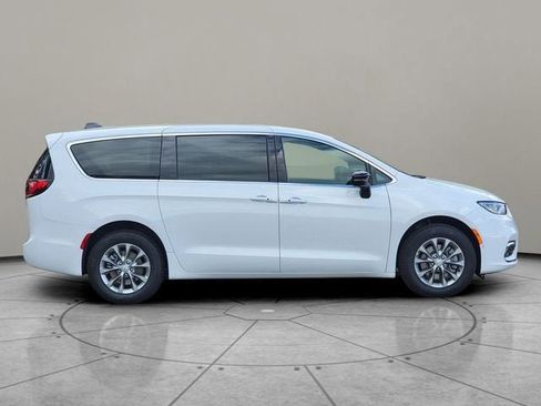 New 2026 Chrysler Pacifica Select image 13