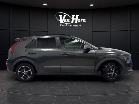 Used 2023 Kia Niro EX image 2