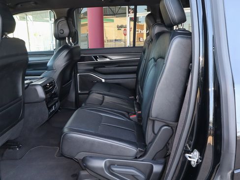 Used 2024 Jeep Wagoneer Series II w/ Flexible Seating Group AWD/4WD image 8