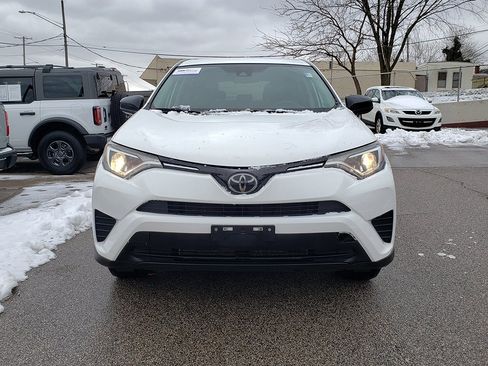 Used 2018 Toyota RAV4 LE image 2