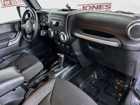 Used 2018 Jeep Wrangler Unlimited Rubicon w/ Connectivity Group AWD/4WD image 28