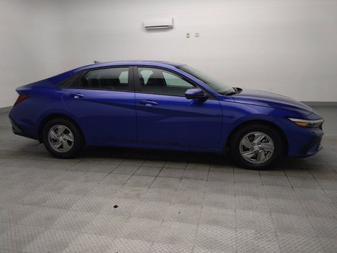 Used 2025 Hyundai Elantra SE FWD image 11