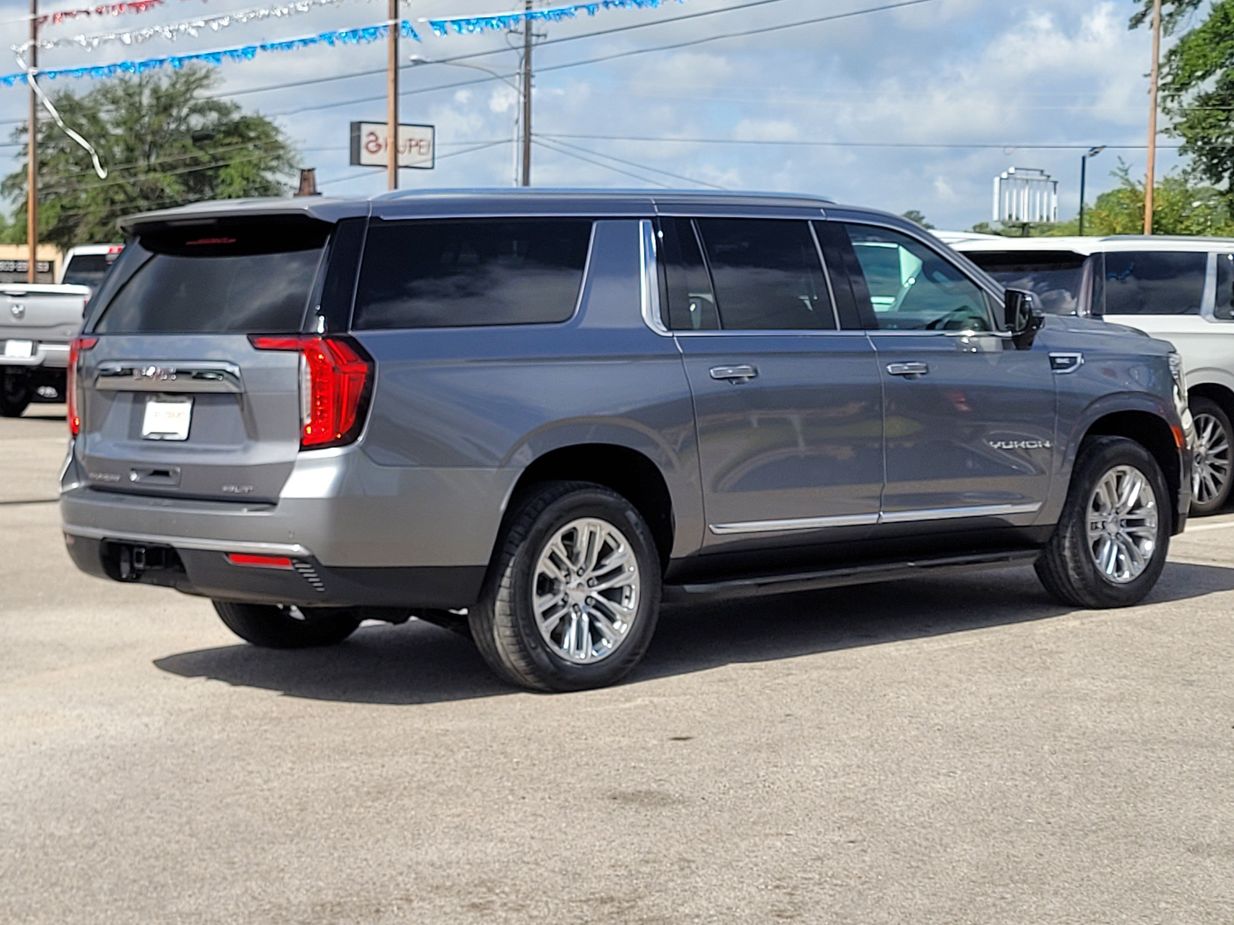 Used 2021 GMC Yukon XL SLT w/ SLT Premium Package AWD/4WD image 4