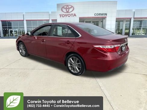 Used 2015 Toyota Camry SE w/ Moonroof Package image 3