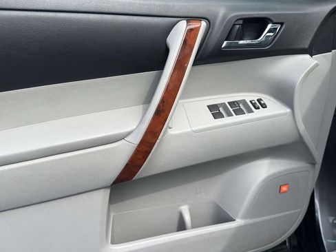 Used 2013 Toyota Highlander Limited AWD/4WD image 30