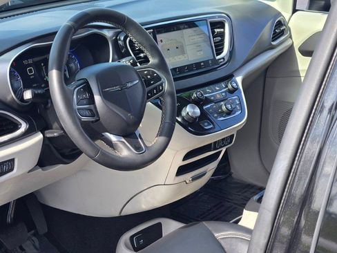 Used 2023 Chrysler Pacifica Touring-L FWD image 26