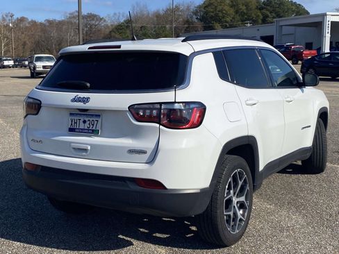 Used 2024 Jeep Compass Latitude image 7