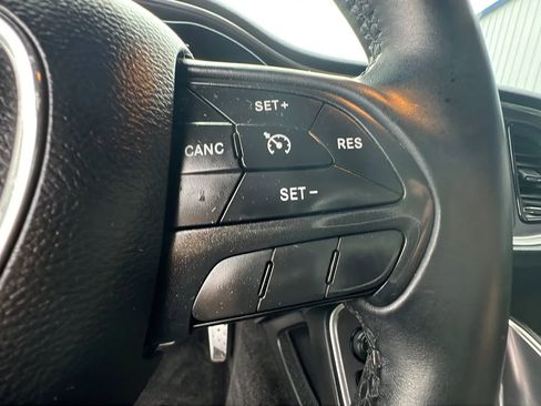 Used 2015 Dodge Challenger SXT image 19