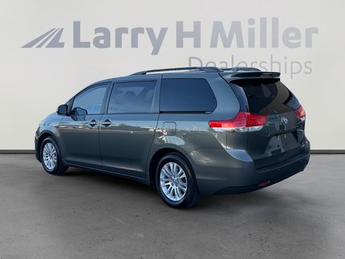 Used 2014 Toyota Sienna XLE w/ XLE Premium Package FWD image 3