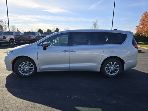 New 2026 Chrysler Pacifica Limited image 14