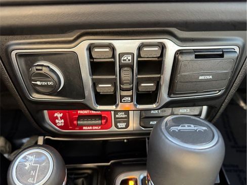 Used 2025 Jeep Gladiator Rubicon w/ Convenience Group AWD/4WD image 16