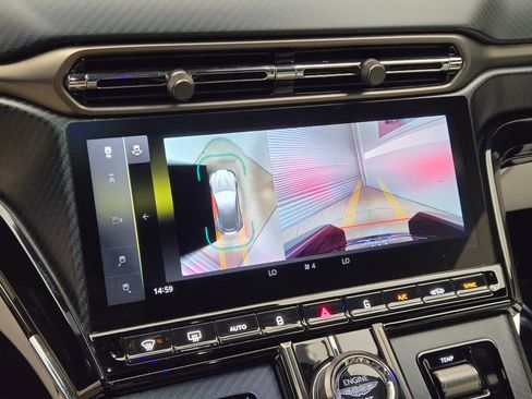 Used 2025 Aston Martin V8 Vantage Coupe image 37