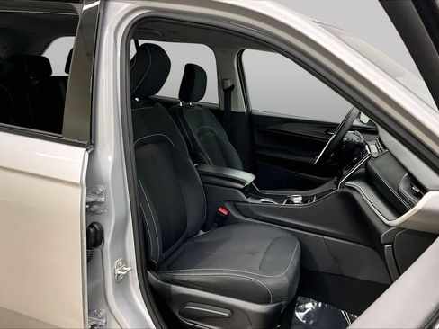 Used 2024 Jeep Grand Cherokee Laredo RWD image 9
