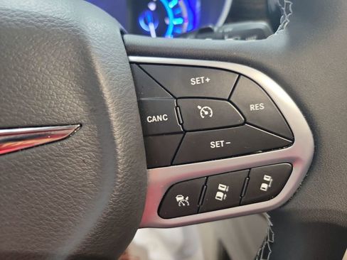 Used 2023 Chrysler Pacifica Limited image 39