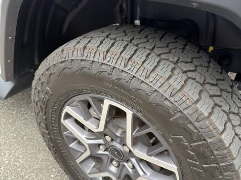Used 2025 Jeep Wrangler Unlimited Sahara AWD/4WD image 5