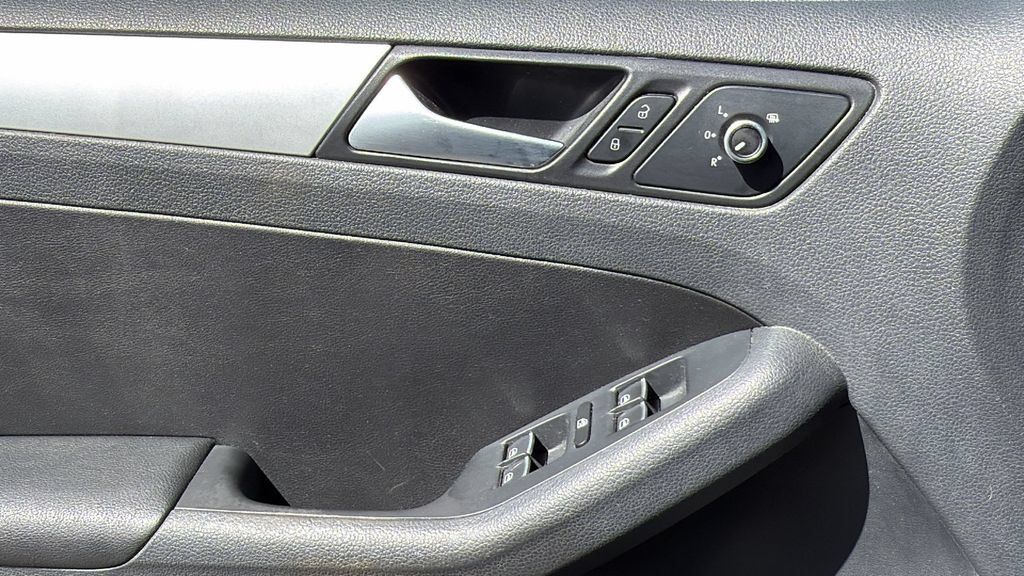 Used 2013 Volkswagen Jetta SE FWD image 21