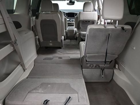 Used 2021 Chrysler Pacifica Touring-L image 24