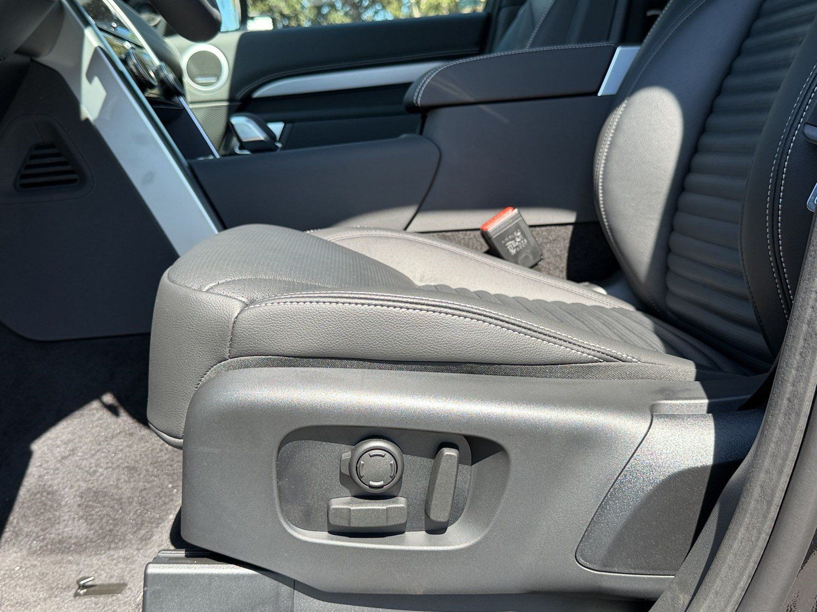 New 2026 Land Rover Discovery Dynamic SE AWD/4WD image 16