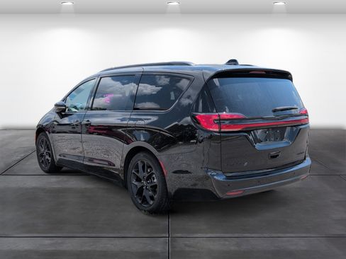 Used 2025 Chrysler Pacifica Limited FWD image 3