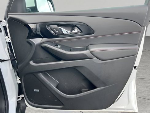 Used 2023 Chevrolet Traverse RS image 36
