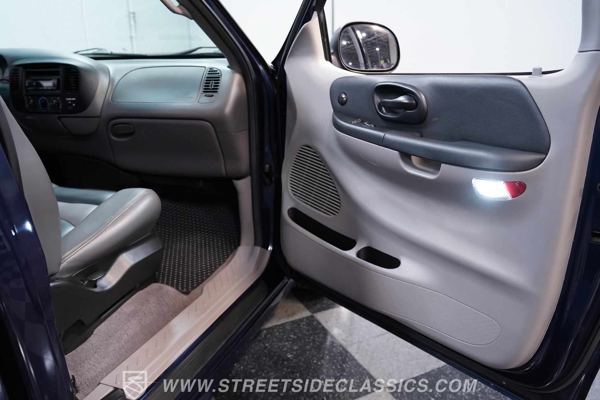 Used 2002 Ford F150 Lightning RWD image 39