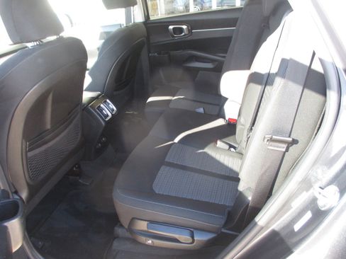 Used 2021 Kia Sorento LX image 4